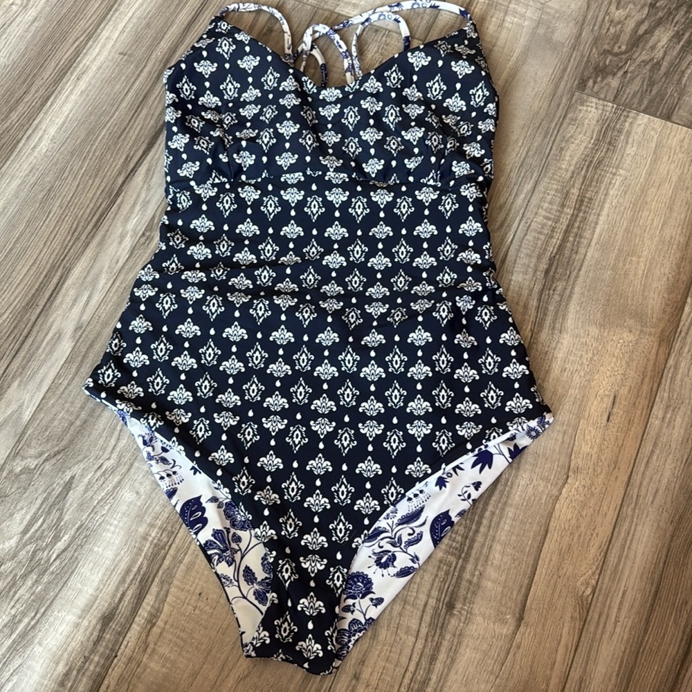 Cupshe Reversible Blue and White Floral One Piece Swimsuit, Lg. - Picture 5 of 6